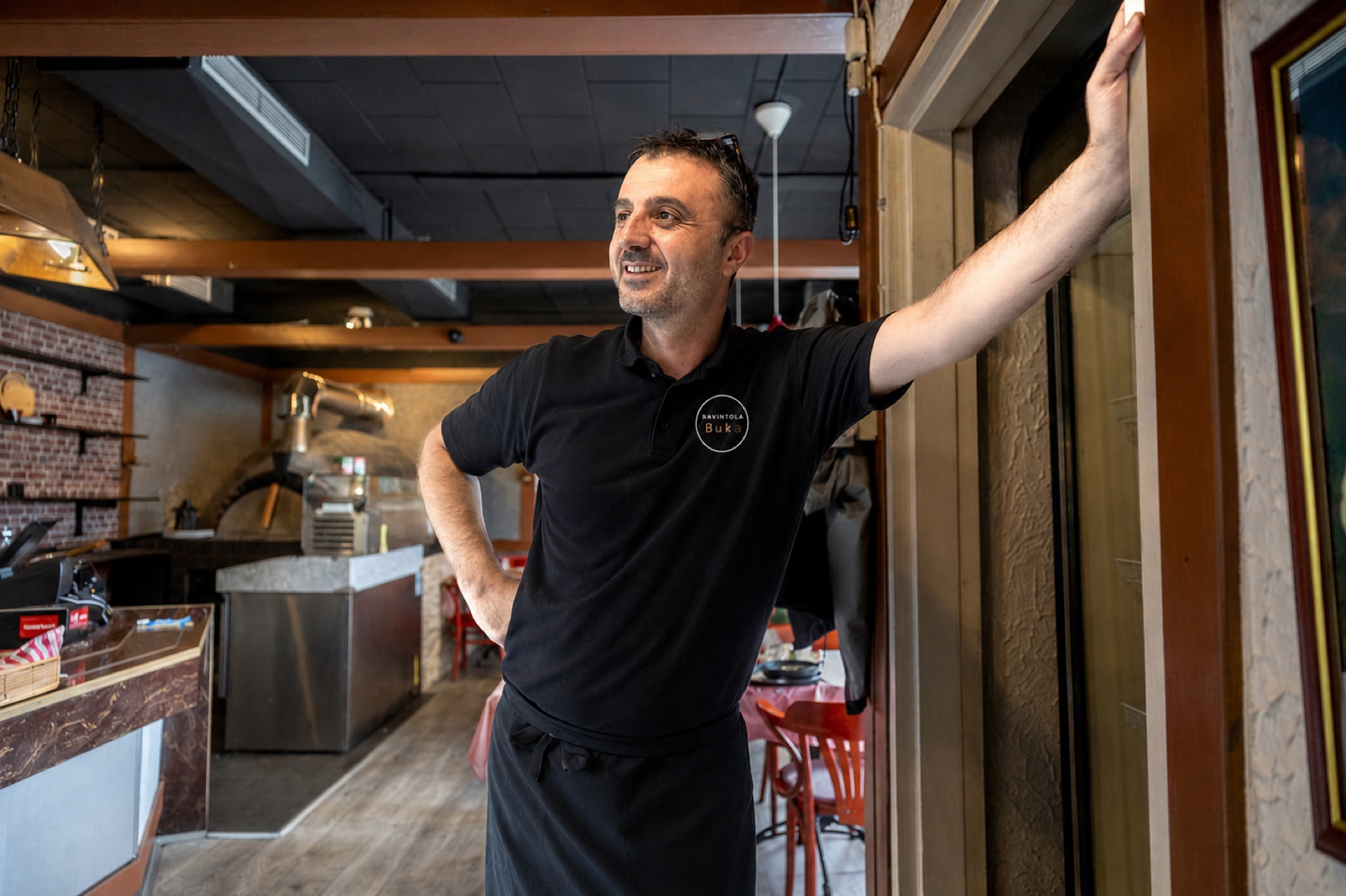Mentor Shala hiiligrillin äärellä
