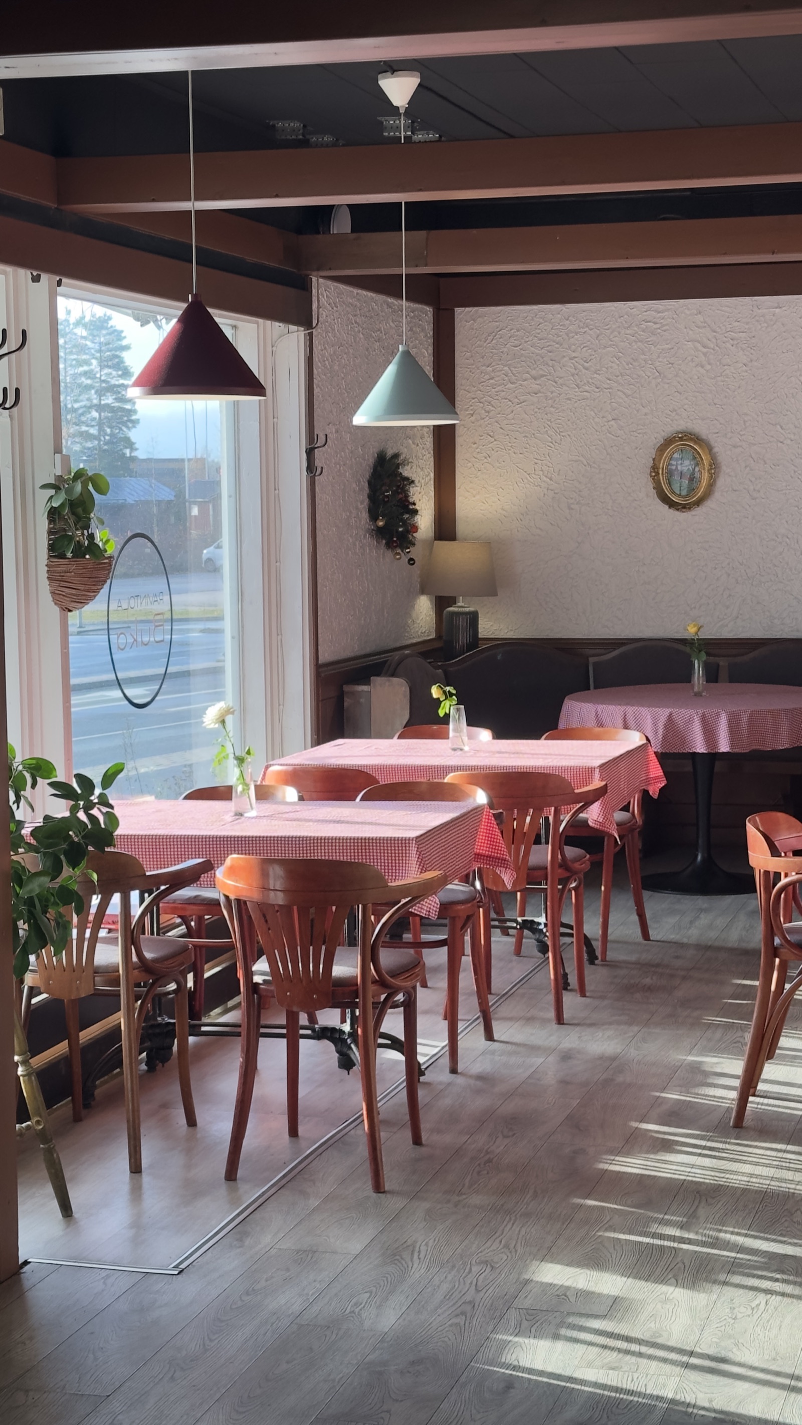 Ikkunapöydät aamuvalossa ennen lounaan alkua