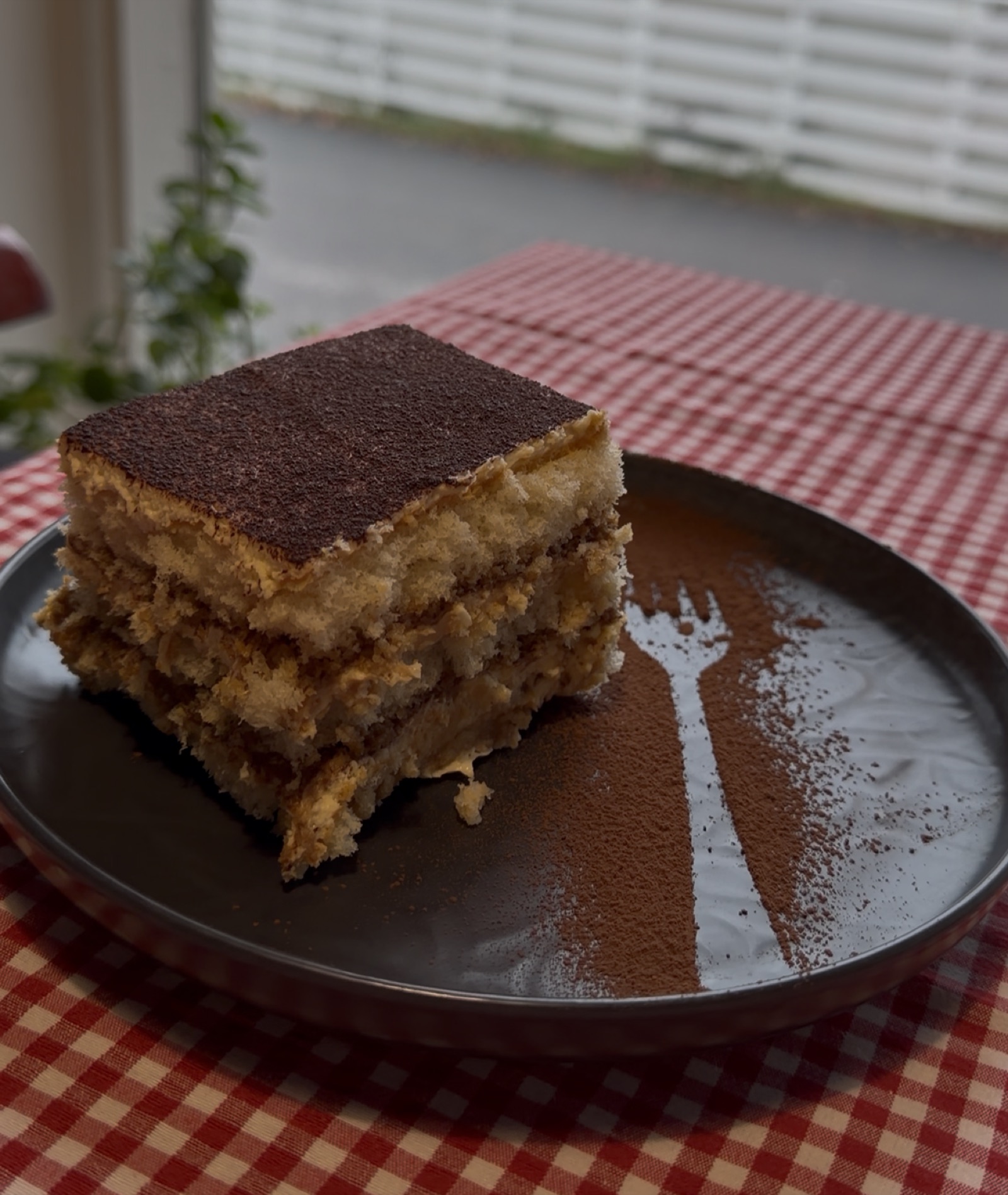 Talon tiramisu kakaolla annosteltuna lautaselle