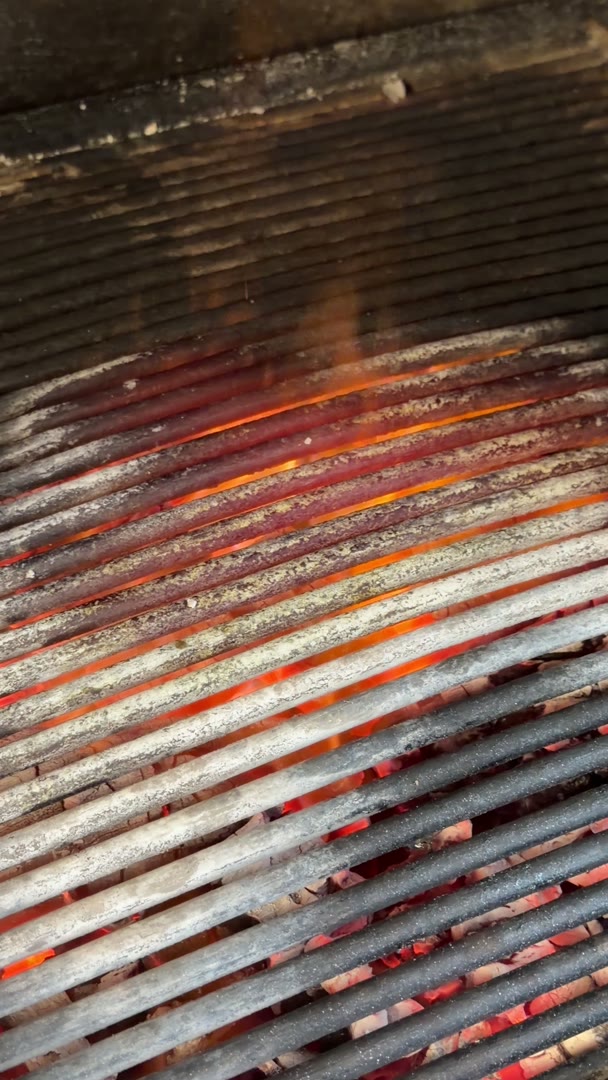 Hiiligrilli hehkuu, hiilet punaisina ritilan alla